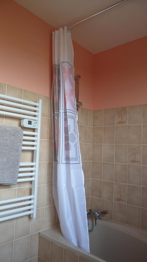 Maison De Vacances Pour 6 Personnes Avec Piscine Lainsecq Exterior foto